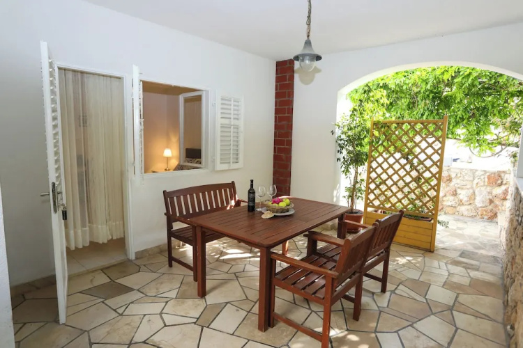 Green Garden Apartment