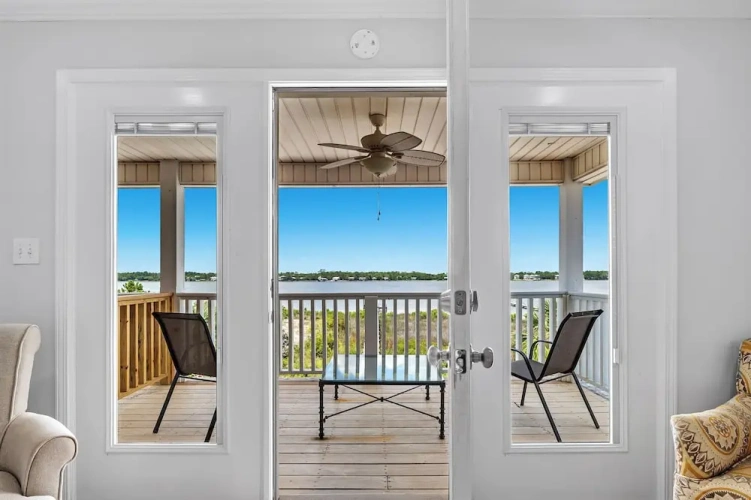 3 Bedrooms Family Cottage with balcony and beachfront