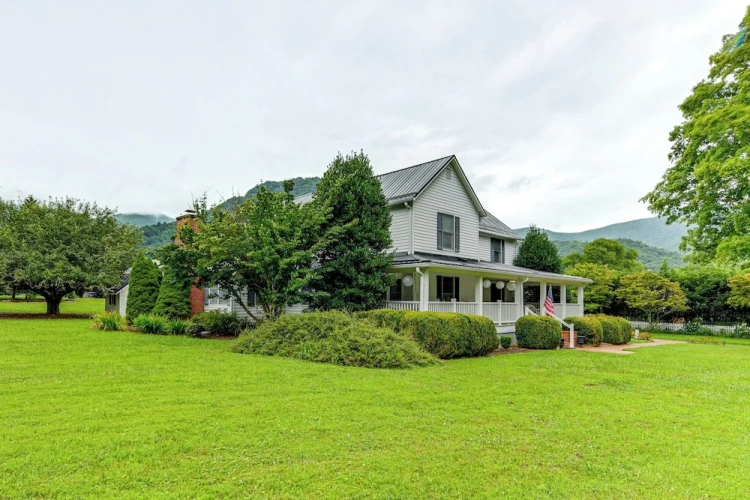 4 Bedrooms Cottage