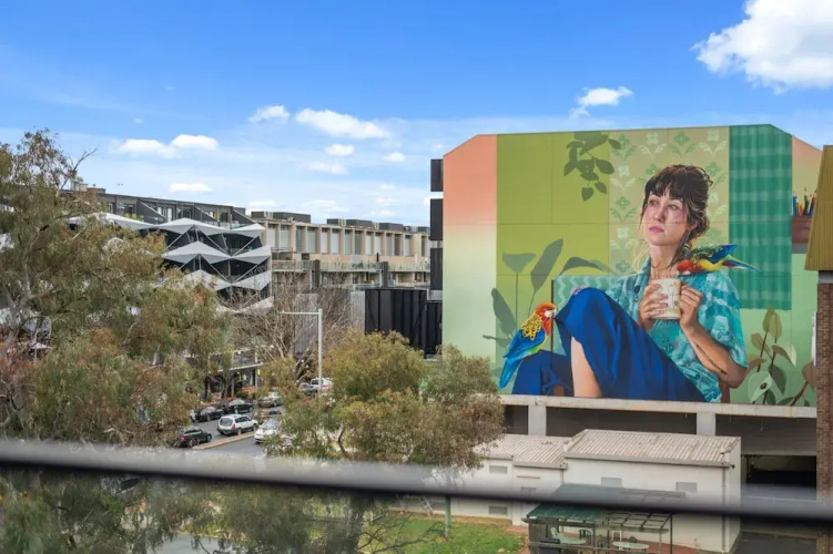 High-end 1-bed Pad in Braddon With Outdoor Dining