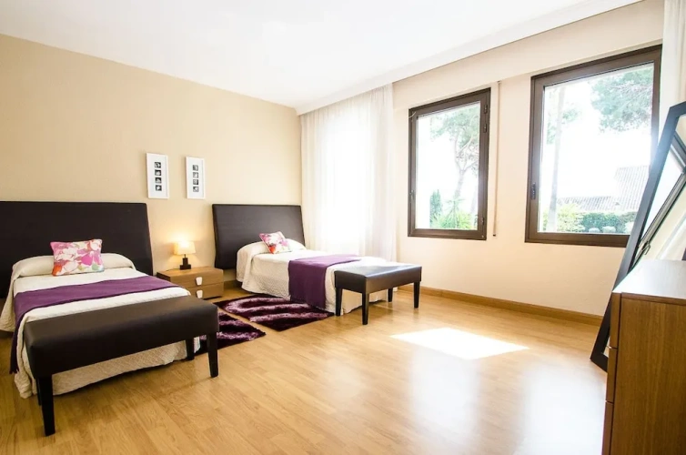 4 Bedrooms Villa