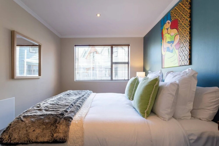 Spacious Central City Apartment with Parking