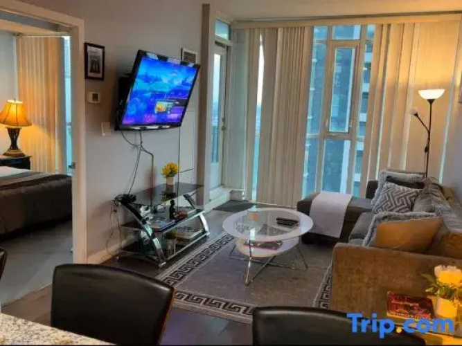 Spacious-Cozy 2Bed Condo in Square Ones Misissauga