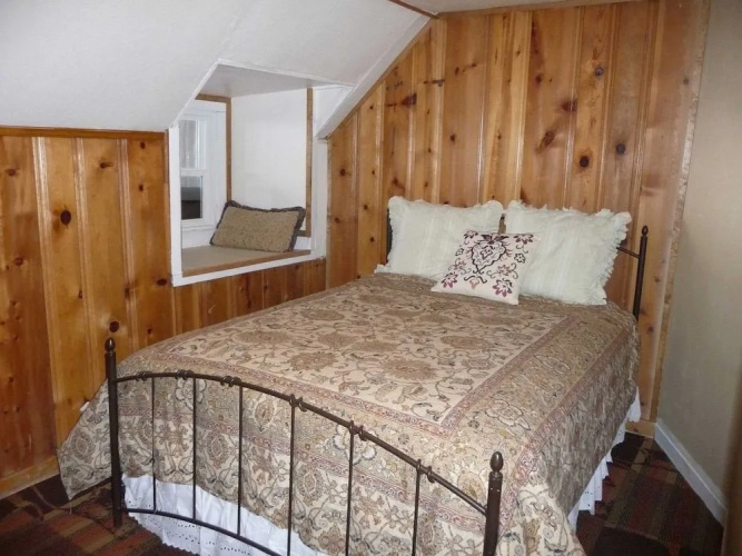 The Twin Lakes Inn