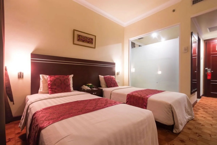 Twin Plaza Hotel