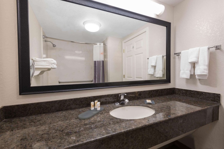 La Quinta Inn & Suites by Wyndham San Antonio Riverwalk photo 10