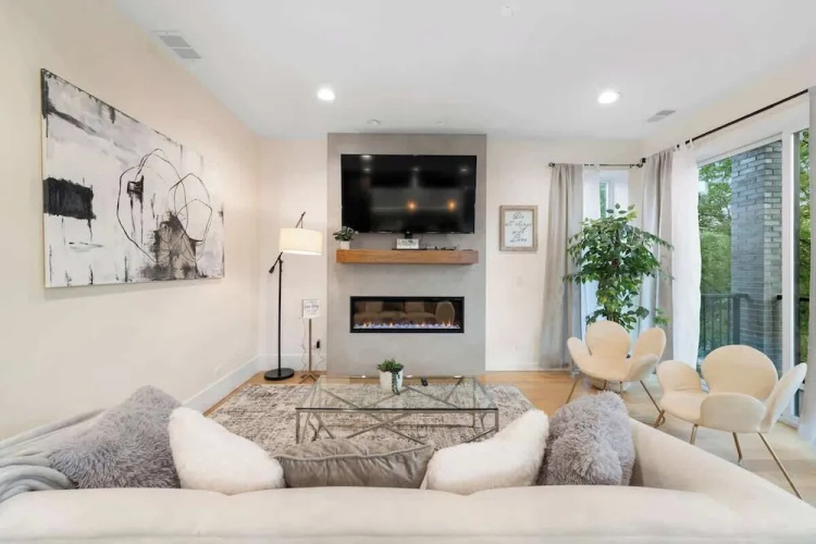 New Bright Condo Sleeping 8 by United Center