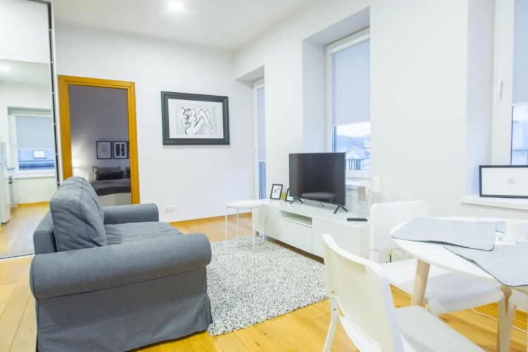 Bright 1BD Apartment in Old Town by Hostlovers