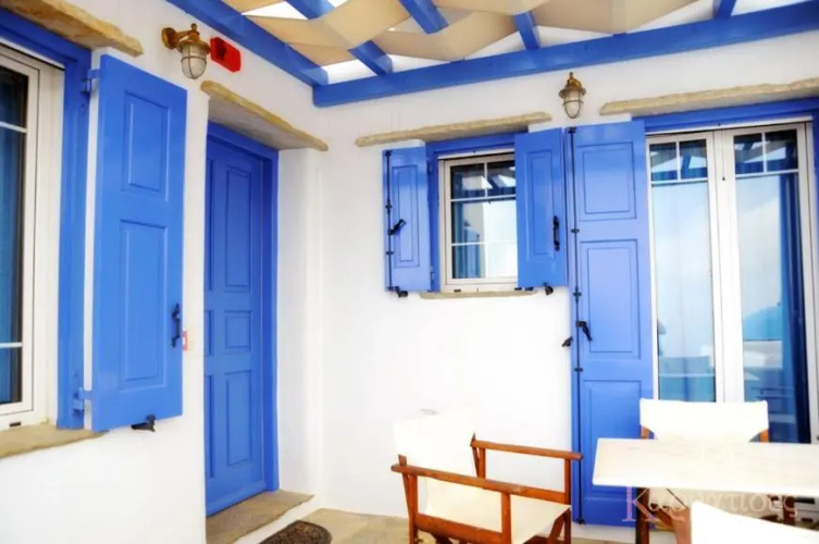 Karyatides Apartments