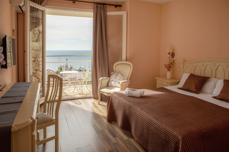 Hotel Roger De Flor By Seleqtta photo 7
