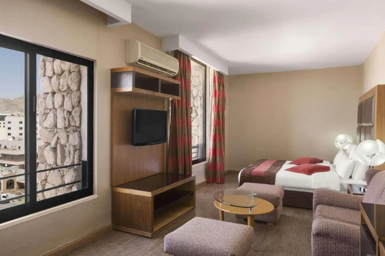 Days Inn Hotel & Suites