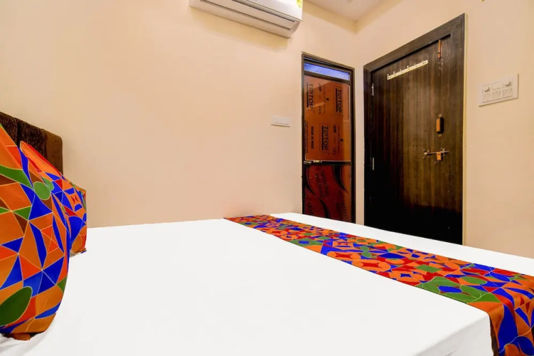 Fabexpress Neelam Palace
