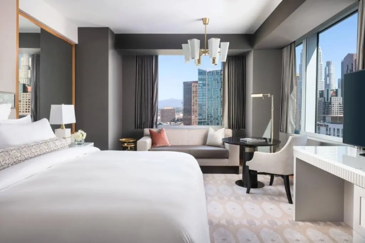 Larger Corner Double room with city view
