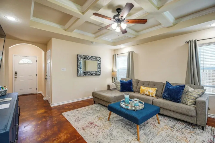 San Antonio Townhome ~ 2 Mi to Aquarium!
