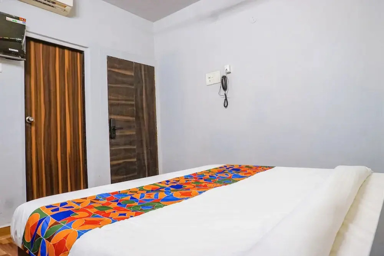 Fabhotel Tan Square