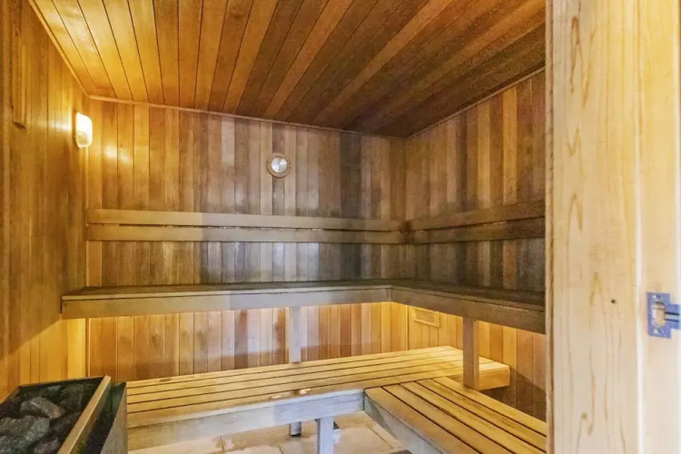 Chic 1-bed With Balcony Views and Amenities