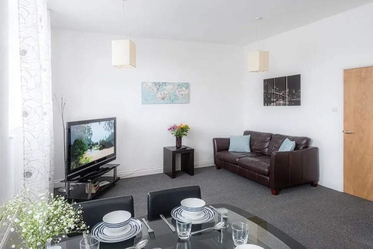 F6 Bath Road Apartment