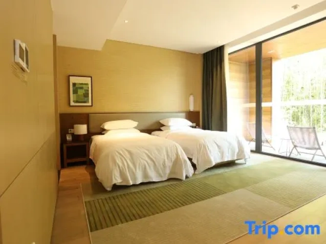 Standard Twin room with courtyard view