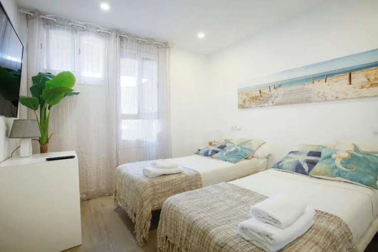 BEACH APARTMENT with BBQ, PS4, BIKES!
