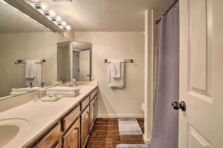 11 Mi to Phoenix: Tempe Escape w/ Patio & Bar!