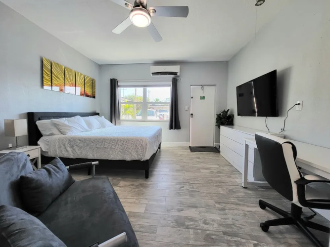 Barefoot Mailman Inn & Suites