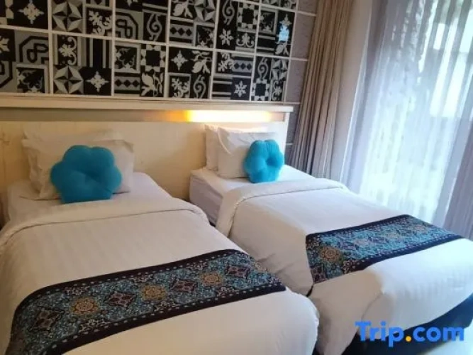 Deluxe Twin room with pool view