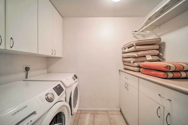 Phoenix Townhome w/ Pool Access, 13 Mi to Old Town