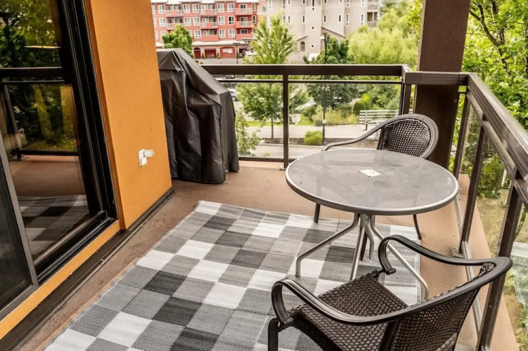 Bright Corner Apartment w/ Lake View #418