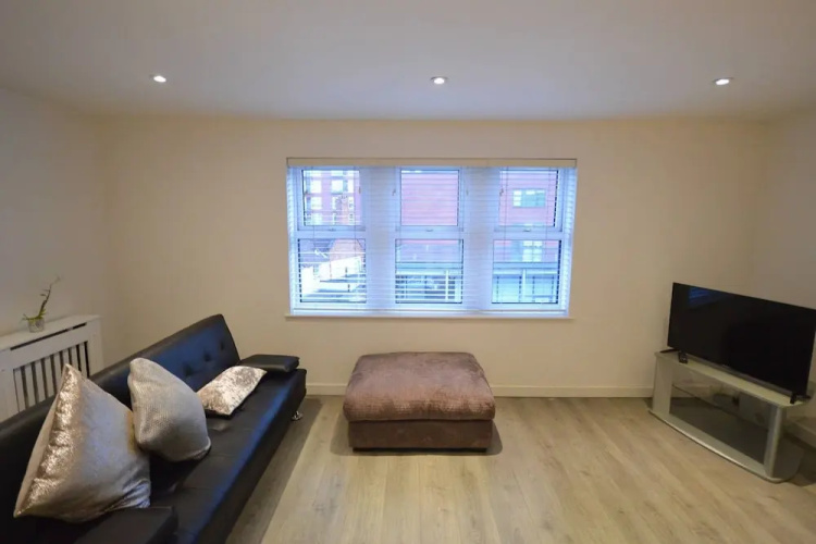 Spacious 2 Bed Flat With Parking In Bedminster