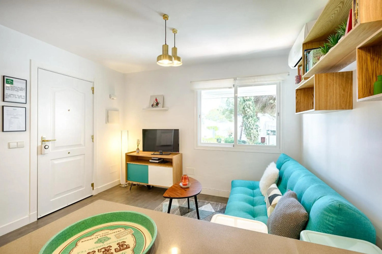 Beachside cosy apartment with pool