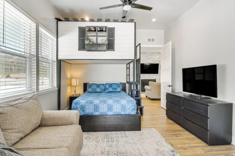 Romantic Mountain Retreat w/ Scenic Views!