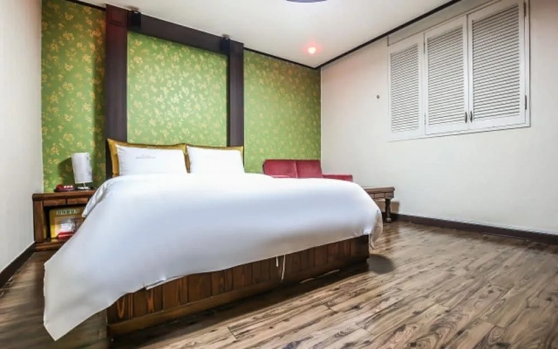 Motel Nine