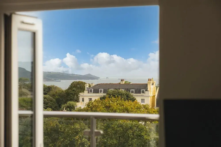Modern 3 Bed Apartment - Parking