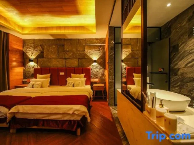 Standard Family room with courtyard view