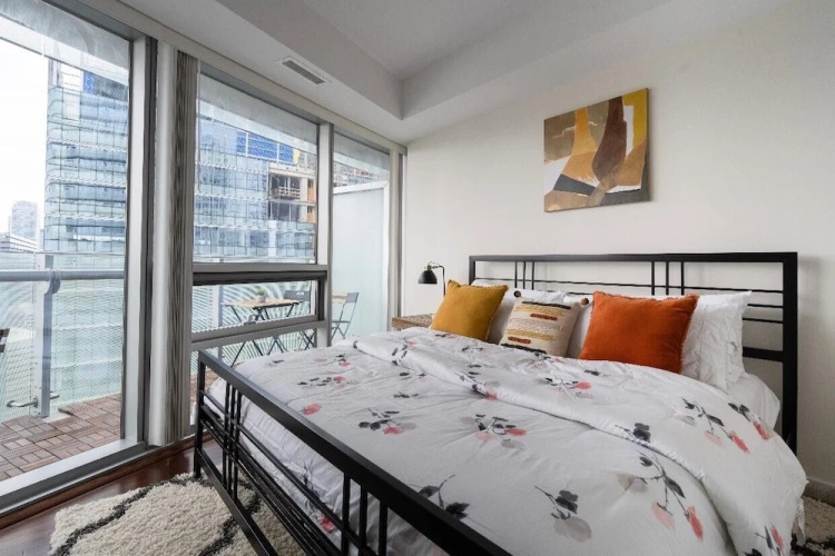 CN Tower Facing, Parking, King Bed — фото 3
