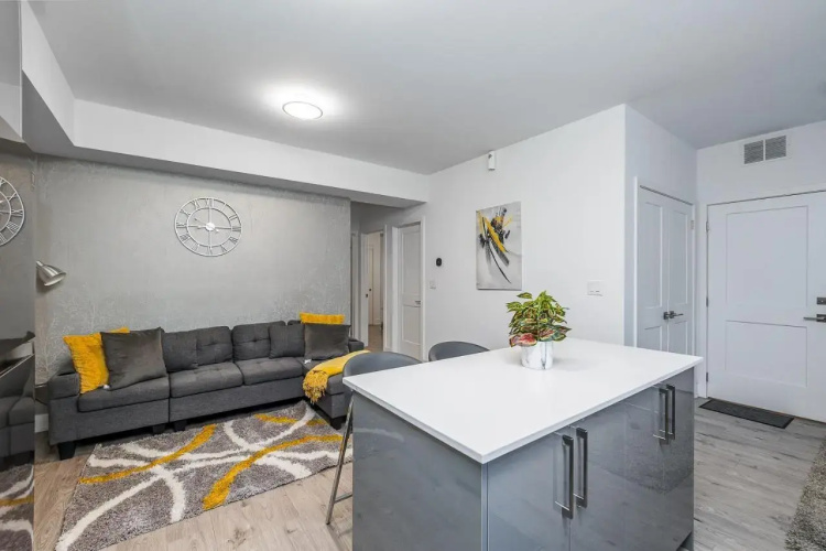 Exquisite 2 Bedroom Apt, mins to the falls.