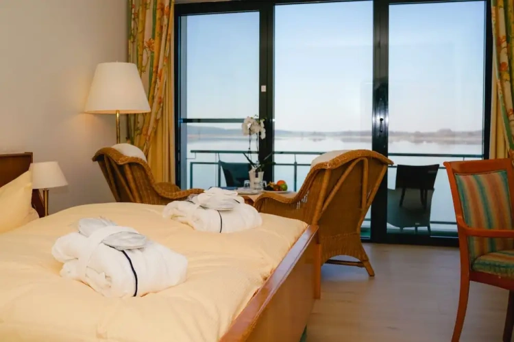 Standard Double room with lake view