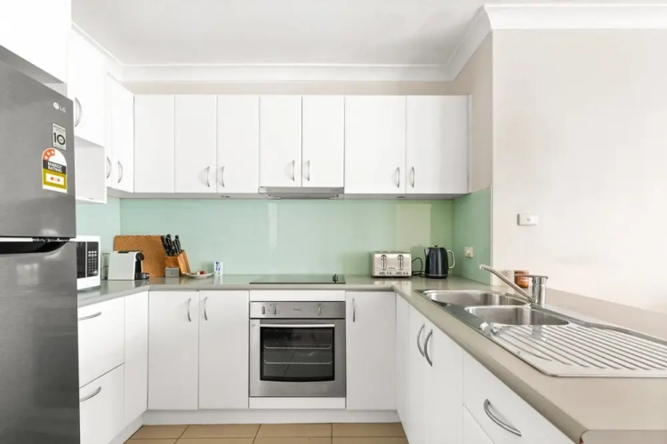 Lovely 2-bed With Balcony