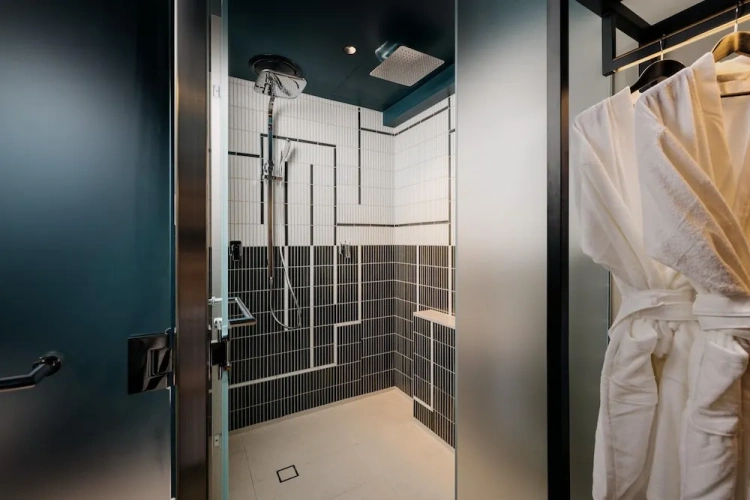 Standard Quadruple room with city view