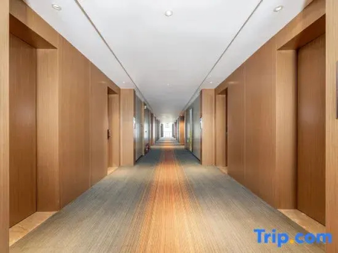 Ldyllic Holiday Inn Hotel