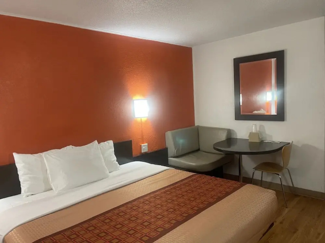 Regal 8 Inn & Suites