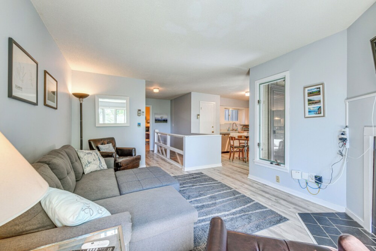 < 1/2 Mi to Sugarbush Resort: Condo w/ Deck!