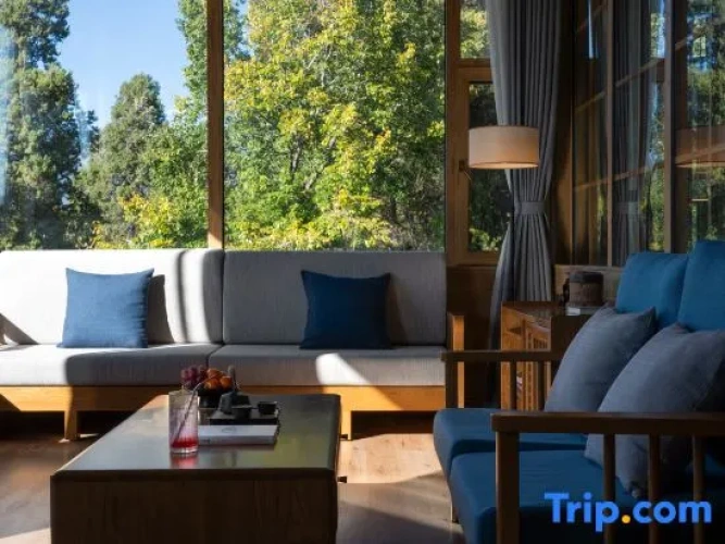 Suite with mountain view