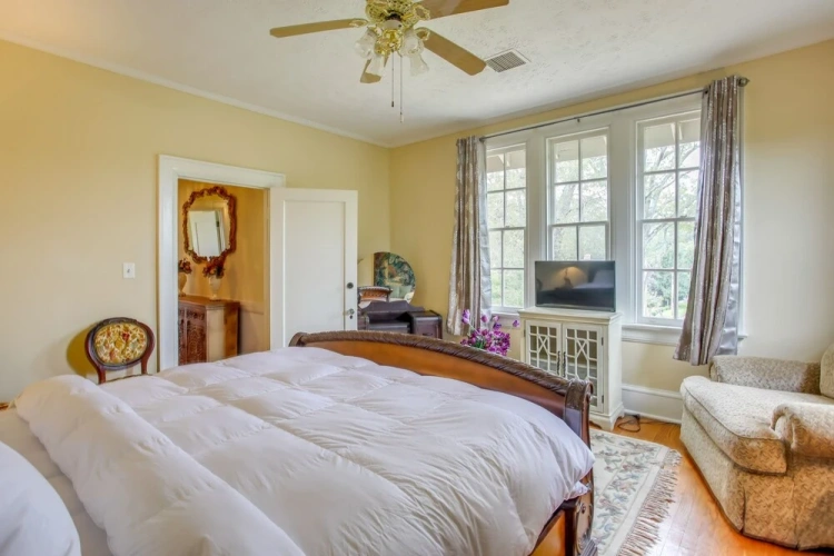 6 Bedrooms Villa