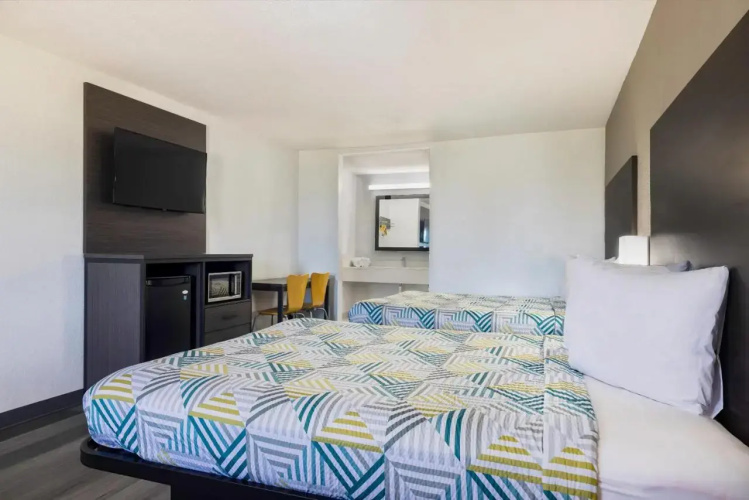 Econo Lodge Inn & Suites