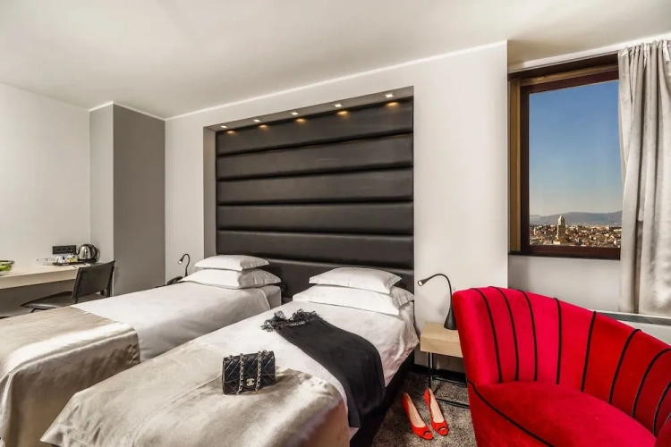 Deluxe Twin room with partial sea view