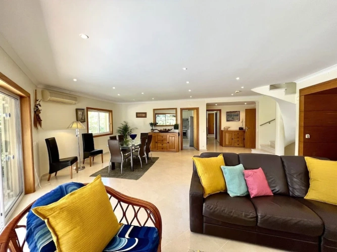 4 Bedrooms Villa