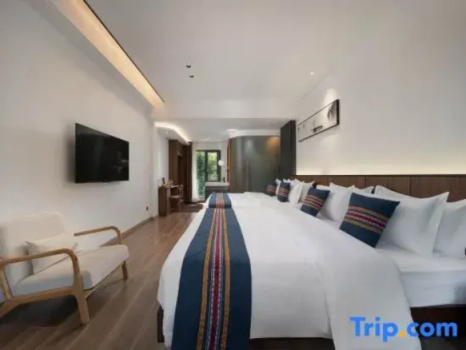 Standard Twin room with courtyard view