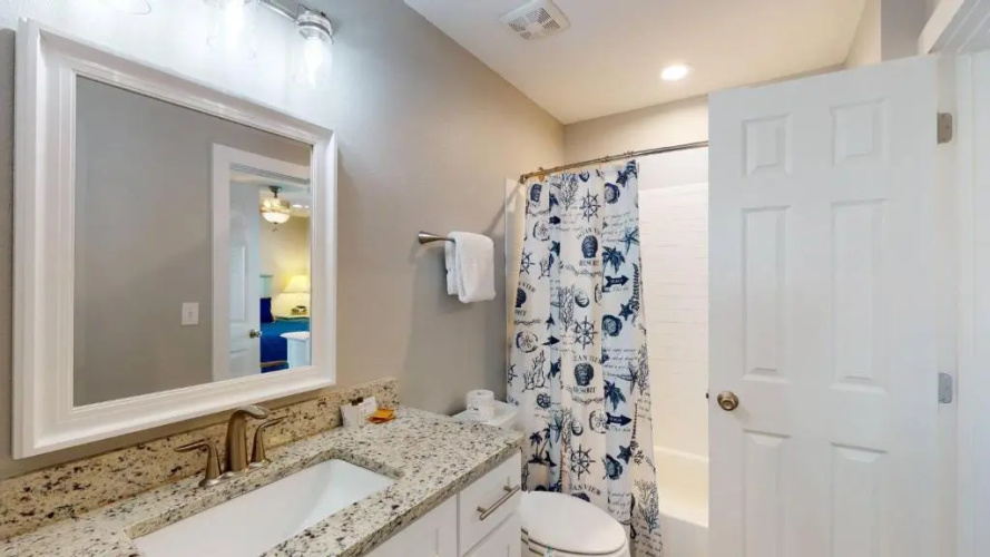 AH-J137 Newly Remodeled First Floor Condo, Shared Pool & Hot Tub