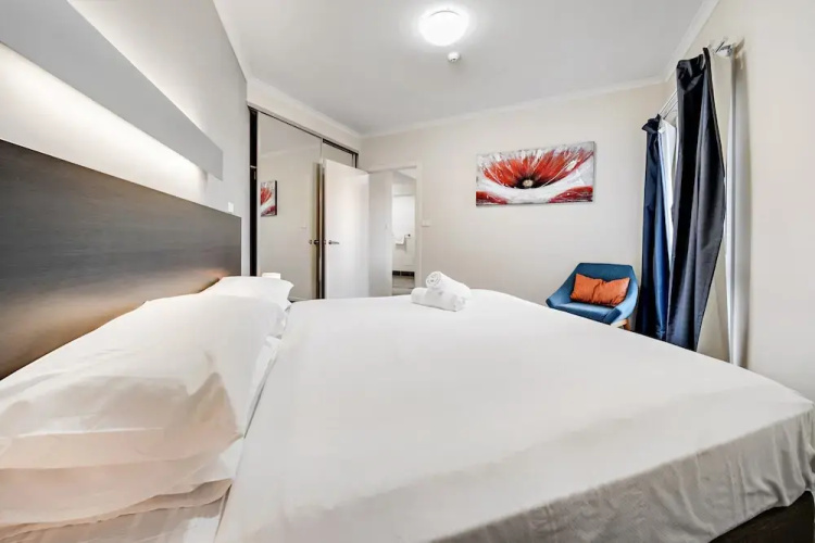 Comfy Lakeside 1-bed With Secure Parking